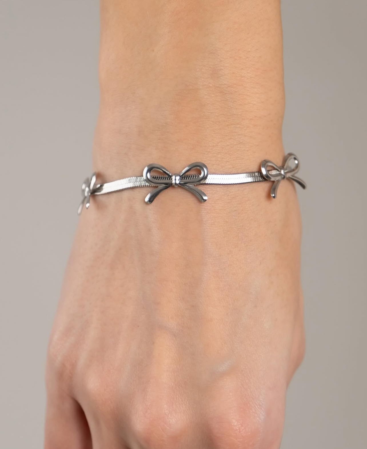 Silver bracelet with bow